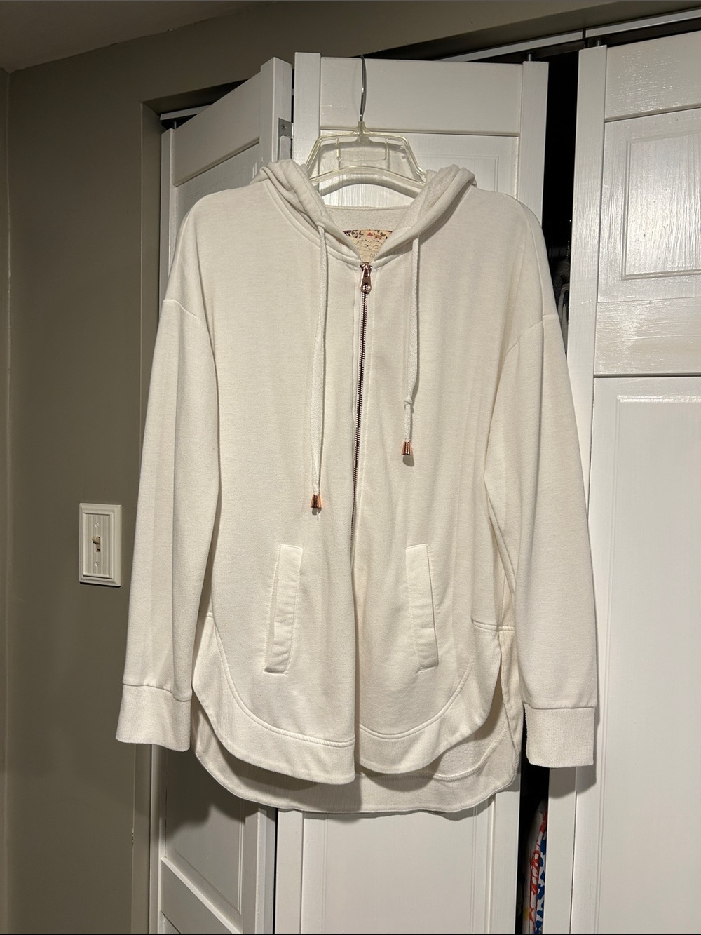 Cupio White Zip-Up Hoodie with Hood and Front Pockets